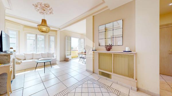 NICE - GAMBETTA : MAGNIFIQUE 3 PIÈCES TRAVERSANT DANS UN BEAU BOURGEOIS