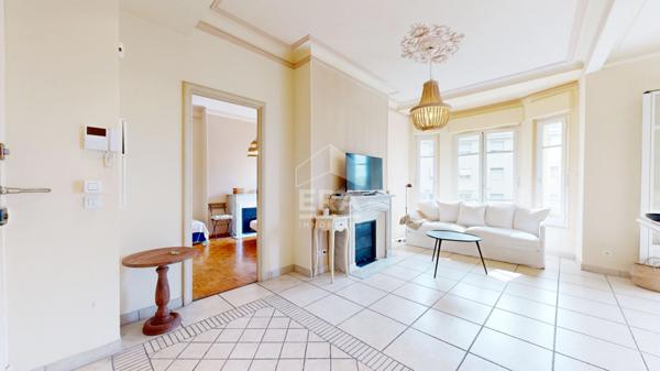 NICE - GAMBETTA : MAGNIFIQUE 3 PIÈCES TRAVERSANT DANS UN BEAU BOURGEOIS