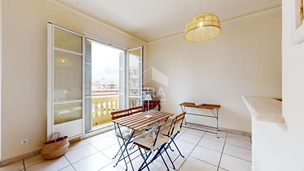 NICE - GAMBETTA : MAGNIFIQUE 3 PIÈCES TRAVERSANT DANS UN BEAU BOURGEOIS