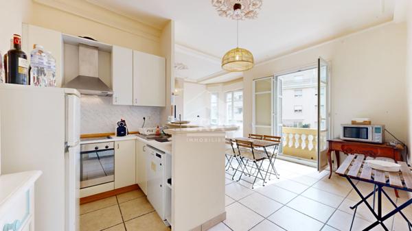 NICE - GAMBETTA : MAGNIFIQUE 3 PIÈCES TRAVERSANT DANS UN BEAU BOURGEOIS