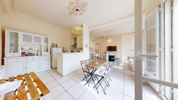 NICE - GAMBETTA : MAGNIFIQUE 3 PIÈCES TRAVERSANT DANS UN BEAU BOURGEOIS