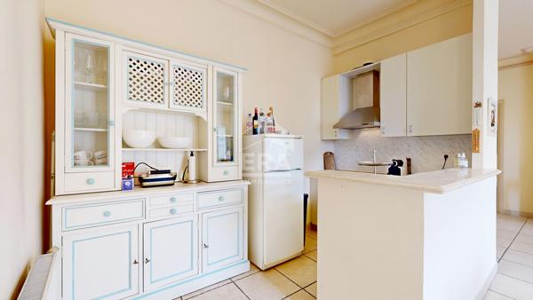 NICE - GAMBETTA : MAGNIFIQUE 3 PIÈCES TRAVERSANT DANS UN BEAU BOURGEOIS