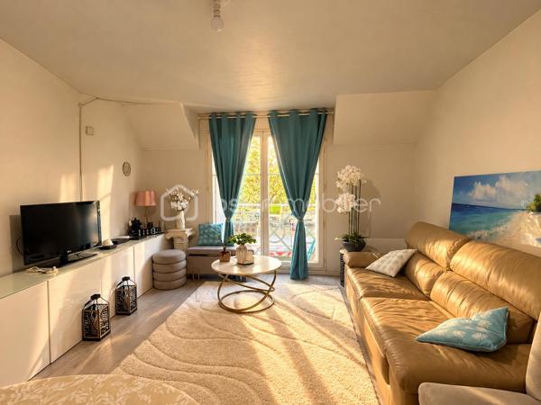 INVESTISSEURS : UN T3 DÉJÀ LOUÉ, UN EMPLACEMENT STRATÉGIQUE ET UN PRIX ATTRACTIF !

À Melun, à proximité de la gare et des commodités, découvrez ce bel appartement 3 pièces de 65 m², situé au 2ᵉ et dernier étage d'une résidence sans ascenseur.

Lumineux et fonctionnel, il offre un séjour exposé plein sud avec balcon, une cuisine indépendante aménagée, 2 chambres, une salle de bains et des WC séparés. Une place de stationnement privative couverte complète ce bien.

Un investissement clé en main avec des revenus locatifs immédiats !

Actuellement vendu loué, avec un bail en cours jusqu'en avril 2029, l'appartement génère un loyer de 820 € hors charges (+ 70 € de provisions), soit 9 840 € de revenus locatifs annuels hors charges.

Proposé à 159 000 €, il affiche une rentabilité brute de 6,19 %, avec un prix particulièrement intéressant au regard des appartements libres comparables du secteur, et des travaux en cours sur la zone qui feront grimper les prix dans les années à venir.

Gare à proximité, dernier étage, balcon plein sud, parking privatif et locataire en place : tous les ingrédients d'un investissement patrimonial attractif !

Une opportunité à découvrir sans tarder. Contactez-moi pour plus d'informations ou organiser une visite.