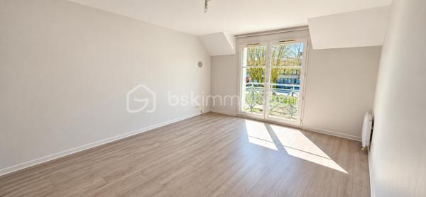 INVESTISSEURS : UN T3 DÉJÀ LOUÉ, UN EMPLACEMENT STRATÉGIQUE ET UN PRIX ATTRACTIF !

À Melun, à proximité de la gare et des commodités, découvrez ce bel appartement 3 pièces de 65 m², situé au 2ᵉ et dernier étage d'une résidence sans ascenseur.

Lumineux et fonctionnel, il offre un séjour exposé plein sud avec balcon, une cuisine indépendante aménagée, 2 chambres, une salle de bains et des WC séparés. Une place de stationnement privative couverte complète ce bien.

Un investissement clé en main avec des revenus locatifs immédiats !

Actuellement vendu loué, avec un bail en cours jusqu'en avril 2029, l'appartement génère un loyer de 820 € hors charges (+ 70 € de provisions), soit 9 840 € de revenus locatifs annuels hors charges.

Proposé à 159 000 €, il affiche une rentabilité brute de 6,19 %, avec un prix particulièrement intéressant au regard des appartements libres comparables du secteur, et des travaux en cours sur la zone qui feront grimper les prix dans les années à venir.

Gare à proximité, dernier étage, balcon plein sud, parking privatif et locataire en place : tous les ingrédients d'un investissement patrimonial attractif !

Une opportunité à découvrir sans tarder. Contactez-moi pour plus d'informations ou organiser une visite.