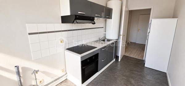 INVESTISSEURS : UN T3 DÉJÀ LOUÉ, UN EMPLACEMENT STRATÉGIQUE ET UN PRIX ATTRACTIF !

À Melun, à proximité de la gare et des commodités, découvrez ce bel appartement 3 pièces de 65 m², situé au 2ᵉ et dernier étage d'une résidence sans ascenseur.

Lumineux et fonctionnel, il offre un séjour exposé plein sud avec balcon, une cuisine indépendante aménagée, 2 chambres, une salle de bains et des WC séparés. Une place de stationnement privative couverte complète ce bien.

Un investissement clé en main avec des revenus locatifs immédiats !

Actuellement vendu loué, avec un bail en cours jusqu'en avril 2029, l'appartement génère un loyer de 820 € hors charges (+ 70 € de provisions), soit 9 840 € de revenus locatifs annuels hors charges.

Proposé à 159 000 €, il affiche une rentabilité brute de 6,19 %, avec un prix particulièrement intéressant au regard des appartements libres comparables du secteur, et des travaux en cours sur la zone qui feront grimper les prix dans les années à venir.

Gare à proximité, dernier étage, balcon plein sud, parking privatif et locataire en place : tous les ingrédients d'un investissement patrimonial attractif !

Une opportunité à découvrir sans tarder. Contactez-moi pour plus d'informations ou organiser une visite.