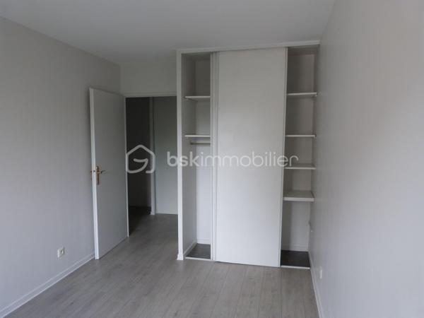 INVESTISSEURS : UN T3 DÉJÀ LOUÉ, UN EMPLACEMENT STRATÉGIQUE ET UN PRIX ATTRACTIF !

À Melun, à proximité de la gare et des commodités, découvrez ce bel appartement 3 pièces de 65 m², situé au 2ᵉ et dernier étage d'une résidence sans ascenseur.

Lumineux et fonctionnel, il offre un séjour exposé plein sud avec balcon, une cuisine indépendante aménagée, 2 chambres, une salle de bains et des WC séparés. Une place de stationnement privative couverte complète ce bien.

Un investissement clé en main avec des revenus locatifs immédiats !

Actuellement vendu loué, avec un bail en cours jusqu'en avril 2029, l'appartement génère un loyer de 820 € hors charges (+ 70 € de provisions), soit 9 840 € de revenus locatifs annuels hors charges.

Proposé à 159 000 €, il affiche une rentabilité brute de 6,19 %, avec un prix particulièrement intéressant au regard des appartements libres comparables du secteur, et des travaux en cours sur la zone qui feront grimper les prix dans les années à venir.

Gare à proximité, dernier étage, balcon plein sud, parking privatif et locataire en place : tous les ingrédients d'un investissement patrimonial attractif !

Une opportunité à découvrir sans tarder. Contactez-moi pour plus d'informations ou organiser une visite.