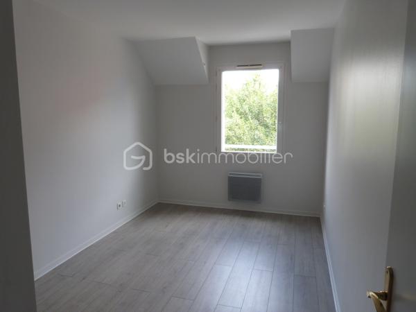 INVESTISSEURS : UN T3 DÉJÀ LOUÉ, UN EMPLACEMENT STRATÉGIQUE ET UN PRIX ATTRACTIF !

À Melun, à proximité de la gare et des commodités, découvrez ce bel appartement 3 pièces de 65 m², situé au 2ᵉ et dernier étage d'une résidence sans ascenseur.

Lumineux et fonctionnel, il offre un séjour exposé plein sud avec balcon, une cuisine indépendante aménagée, 2 chambres, une salle de bains et des WC séparés. Une place de stationnement privative couverte complète ce bien.

Un investissement clé en main avec des revenus locatifs immédiats !

Actuellement vendu loué, avec un bail en cours jusqu'en avril 2029, l'appartement génère un loyer de 820 € hors charges (+ 70 € de provisions), soit 9 840 € de revenus locatifs annuels hors charges.

Proposé à 159 000 €, il affiche une rentabilité brute de 6,19 %, avec un prix particulièrement intéressant au regard des appartements libres comparables du secteur, et des travaux en cours sur la zone qui feront grimper les prix dans les années à venir.

Gare à proximité, dernier étage, balcon plein sud, parking privatif et locataire en place : tous les ingrédients d'un investissement patrimonial attractif !

Une opportunité à découvrir sans tarder. Contactez-moi pour plus d'informations ou organiser une visite.