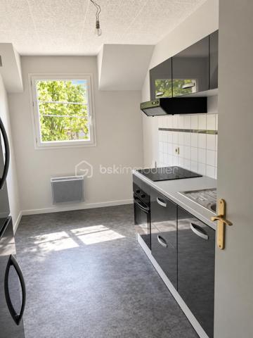 INVESTISSEURS : UN T3 DÉJÀ LOUÉ, UN EMPLACEMENT STRATÉGIQUE ET UN PRIX ATTRACTIF !

À Melun, à proximité de la gare et des commodités, découvrez ce bel appartement 3 pièces de 65 m², situé au 2ᵉ et dernier étage d'une résidence sans ascenseur.

Lumineux et fonctionnel, il offre un séjour exposé plein sud avec balcon, une cuisine indépendante aménagée, 2 chambres, une salle de bains et des WC séparés. Une place de stationnement privative couverte complète ce bien.

Un investissement clé en main avec des revenus locatifs immédiats !

Actuellement vendu loué, avec un bail en cours jusqu'en avril 2029, l'appartement génère un loyer de 820 € hors charges (+ 70 € de provisions), soit 9 840 € de revenus locatifs annuels hors charges.

Proposé à 159 000 €, il affiche une rentabilité brute de 6,19 %, avec un prix particulièrement intéressant au regard des appartements libres comparables du secteur, et des travaux en cours sur la zone qui feront grimper les prix dans les années à venir.

Gare à proximité, dernier étage, balcon plein sud, parking privatif et locataire en place : tous les ingrédients d'un investissement patrimonial attractif !

Une opportunité à découvrir sans tarder. Contactez-moi pour plus d'informations ou organiser une visite.