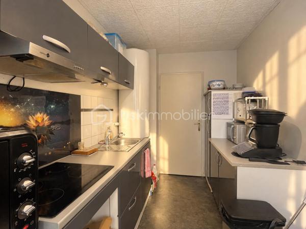 INVESTISSEURS : UN T3 DÉJÀ LOUÉ, UN EMPLACEMENT STRATÉGIQUE ET UN PRIX ATTRACTIF !

À Melun, à proximité de la gare et des commodités, découvrez ce bel appartement 3 pièces de 65 m², situé au 2ᵉ et dernier étage d'une résidence sans ascenseur.

Lumineux et fonctionnel, il offre un séjour exposé plein sud avec balcon, une cuisine indépendante aménagée, 2 chambres, une salle de bains et des WC séparés. Une place de stationnement privative couverte complète ce bien.

Un investissement clé en main avec des revenus locatifs immédiats !

Actuellement vendu loué, avec un bail en cours jusqu'en avril 2029, l'appartement génère un loyer de 820 € hors charges (+ 70 € de provisions), soit 9 840 € de revenus locatifs annuels hors charges.

Proposé à 159 000 €, il affiche une rentabilité brute de 6,19 %, avec un prix particulièrement intéressant au regard des appartements libres comparables du secteur, et des travaux en cours sur la zone qui feront grimper les prix dans les années à venir.

Gare à proximité, dernier étage, balcon plein sud, parking privatif et locataire en place : tous les ingrédients d'un investissement patrimonial attractif !

Une opportunité à découvrir sans tarder. Contactez-moi pour plus d'informations ou organiser une visite.