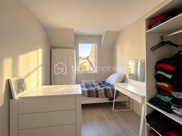 INVESTISSEURS : UN T3 DÉJÀ LOUÉ, UN EMPLACEMENT STRATÉGIQUE ET UN PRIX ATTRACTIF !

À Melun, à proximité de la gare et des commodités, découvrez ce bel appartement 3 pièces de 65 m², situé au 2ᵉ et dernier étage d'une résidence sans ascenseur.

Lumineux et fonctionnel, il offre un séjour exposé plein sud avec balcon, une cuisine indépendante aménagée, 2 chambres, une salle de bains et des WC séparés. Une place de stationnement privative couverte complète ce bien.

Un investissement clé en main avec des revenus locatifs immédiats !

Actuellement vendu loué, avec un bail en cours jusqu'en avril 2029, l'appartement génère un loyer de 820 € hors charges (+ 70 € de provisions), soit 9 840 € de revenus locatifs annuels hors charges.

Proposé à 159 000 €, il affiche une rentabilité brute de 6,19 %, avec un prix particulièrement intéressant au regard des appartements libres comparables du secteur, et des travaux en cours sur la zone qui feront grimper les prix dans les années à venir.

Gare à proximité, dernier étage, balcon plein sud, parking privatif et locataire en place : tous les ingrédients d'un investissement patrimonial attractif !

Une opportunité à découvrir sans tarder. Contactez-moi pour plus d'informations ou organiser une visite.