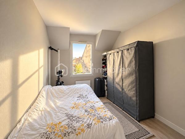 INVESTISSEURS : UN T3 DÉJÀ LOUÉ, UN EMPLACEMENT STRATÉGIQUE ET UN PRIX ATTRACTIF !

À Melun, à proximité de la gare et des commodités, découvrez ce bel appartement 3 pièces de 65 m², situé au 2ᵉ et dernier étage d'une résidence sans ascenseur.

Lumineux et fonctionnel, il offre un séjour exposé plein sud avec balcon, une cuisine indépendante aménagée, 2 chambres, une salle de bains et des WC séparés. Une place de stationnement privative couverte complète ce bien.

Un investissement clé en main avec des revenus locatifs immédiats !

Actuellement vendu loué, avec un bail en cours jusqu'en avril 2029, l'appartement génère un loyer de 820 € hors charges (+ 70 € de provisions), soit 9 840 € de revenus locatifs annuels hors charges.

Proposé à 159 000 €, il affiche une rentabilité brute de 6,19 %, avec un prix particulièrement intéressant au regard des appartements libres comparables du secteur, et des travaux en cours sur la zone qui feront grimper les prix dans les années à venir.

Gare à proximité, dernier étage, balcon plein sud, parking privatif et locataire en place : tous les ingrédients d'un investissement patrimonial attractif !

Une opportunité à découvrir sans tarder. Contactez-moi pour plus d'informations ou organiser une visite.