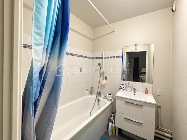 INVESTISSEURS : UN T3 DÉJÀ LOUÉ, UN EMPLACEMENT STRATÉGIQUE ET UN PRIX ATTRACTIF !

À Melun, à proximité de la gare et des commodités, découvrez ce bel appartement 3 pièces de 65 m², situé au 2ᵉ et dernier étage d'une résidence sans ascenseur.

Lumineux et fonctionnel, il offre un séjour exposé plein sud avec balcon, une cuisine indépendante aménagée, 2 chambres, une salle de bains et des WC séparés. Une place de stationnement privative couverte complète ce bien.

Un investissement clé en main avec des revenus locatifs immédiats !

Actuellement vendu loué, avec un bail en cours jusqu'en avril 2029, l'appartement génère un loyer de 820 € hors charges (+ 70 € de provisions), soit 9 840 € de revenus locatifs annuels hors charges.

Proposé à 159 000 €, il affiche une rentabilité brute de 6,19 %, avec un prix particulièrement intéressant au regard des appartements libres comparables du secteur, et des travaux en cours sur la zone qui feront grimper les prix dans les années à venir.

Gare à proximité, dernier étage, balcon plein sud, parking privatif et locataire en place : tous les ingrédients d'un investissement patrimonial attractif !

Une opportunité à découvrir sans tarder. Contactez-moi pour plus d'informations ou organiser une visite.