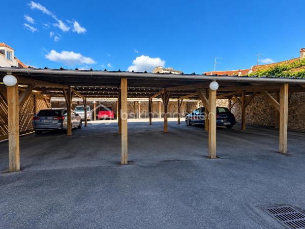 INVESTISSEURS : UN T3 DÉJÀ LOUÉ, UN EMPLACEMENT STRATÉGIQUE ET UN PRIX ATTRACTIF !

À Melun, à proximité de la gare et des commodités, découvrez ce bel appartement 3 pièces de 65 m², situé au 2ᵉ et dernier étage d'une résidence sans ascenseur.

Lumineux et fonctionnel, il offre un séjour exposé plein sud avec balcon, une cuisine indépendante aménagée, 2 chambres, une salle de bains et des WC séparés. Une place de stationnement privative couverte complète ce bien.

Un investissement clé en main avec des revenus locatifs immédiats !

Actuellement vendu loué, avec un bail en cours jusqu'en avril 2029, l'appartement génère un loyer de 820 € hors charges (+ 70 € de provisions), soit 9 840 € de revenus locatifs annuels hors charges.

Proposé à 159 000 €, il affiche une rentabilité brute de 6,19 %, avec un prix particulièrement intéressant au regard des appartements libres comparables du secteur, et des travaux en cours sur la zone qui feront grimper les prix dans les années à venir.

Gare à proximité, dernier étage, balcon plein sud, parking privatif et locataire en place : tous les ingrédients d'un investissement patrimonial attractif !

Une opportunité à découvrir sans tarder. Contactez-moi pour plus d'informations ou organiser une visite.