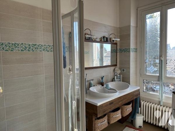 Maison avec dépendances à Vendre à Groslay (95410) en Val-d'Oise (95), 7 pièces, 5 chambres