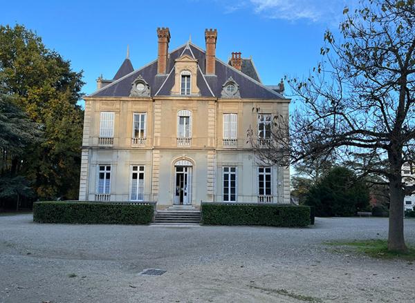 ECULLY, BEL APPARTEMENT DS PARC, PISCINE ET TENNIS