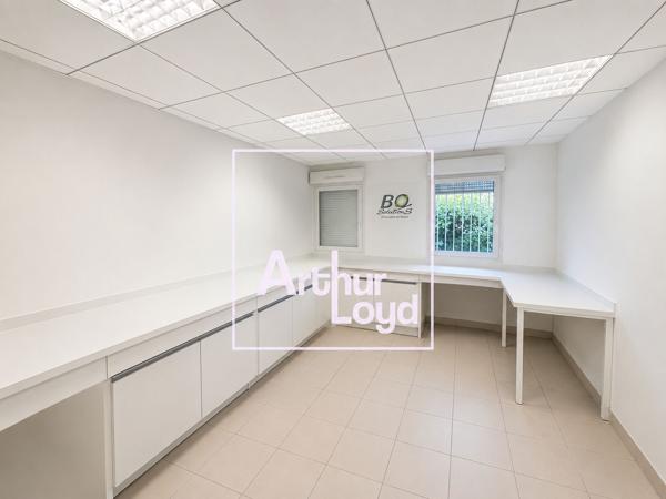 Bureaux à louer en rez de chaussée à Nîmes avec espaces privatifs
