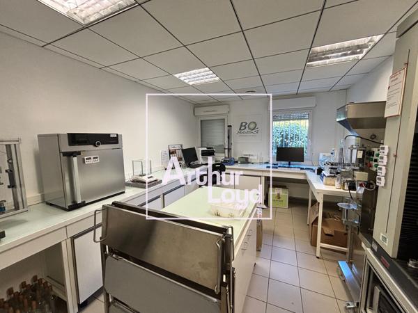 Bureaux à louer en rez de chaussée à Nîmes avec espaces privatifs