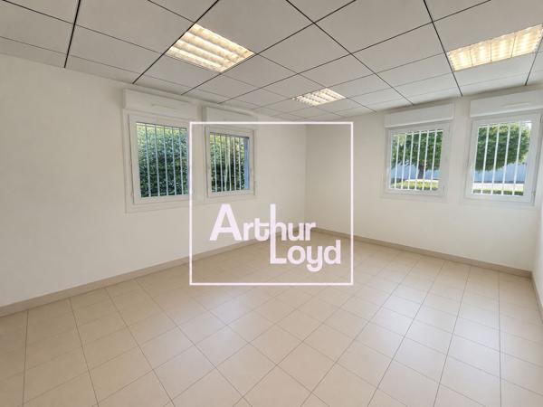 Bureaux à louer en rez de chaussée à Nîmes avec espaces privatifs