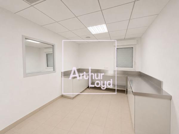 Bureaux à louer en rez de chaussée à Nîmes avec espaces privatifs