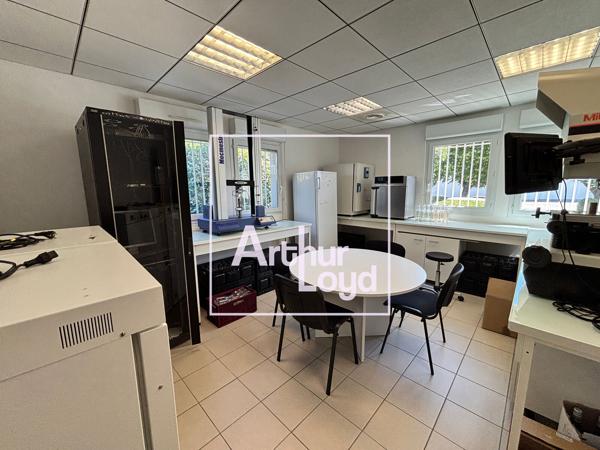 Bureaux à louer en rez de chaussée à Nîmes avec espaces privatifs