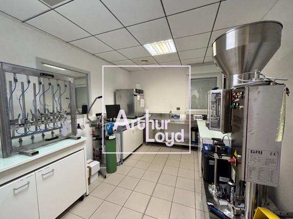Bureaux à louer en rez de chaussée à Nîmes avec espaces privatifs
