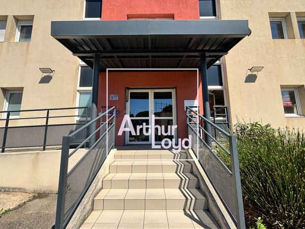Bureaux à louer en rez de chaussée à Nîmes avec espaces privatifs