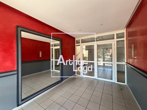 Bureaux à louer en rez de chaussée à Nîmes avec espaces privatifs