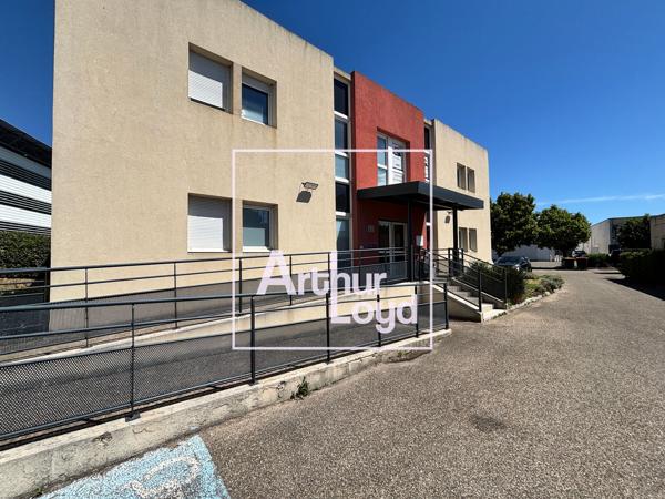 Bureaux à louer en rez de chaussée à Nîmes avec espaces privatifs