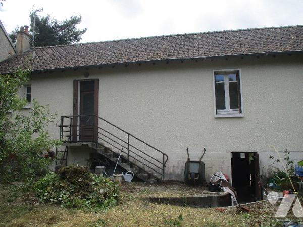 Maison sur sous-sol mitoyenne de chaque côté comprenant :