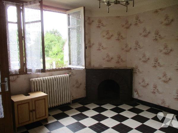 Maison sur sous-sol mitoyenne de chaque côté comprenant :