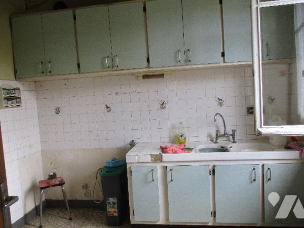 Maison sur sous-sol mitoyenne de chaque côté comprenant :