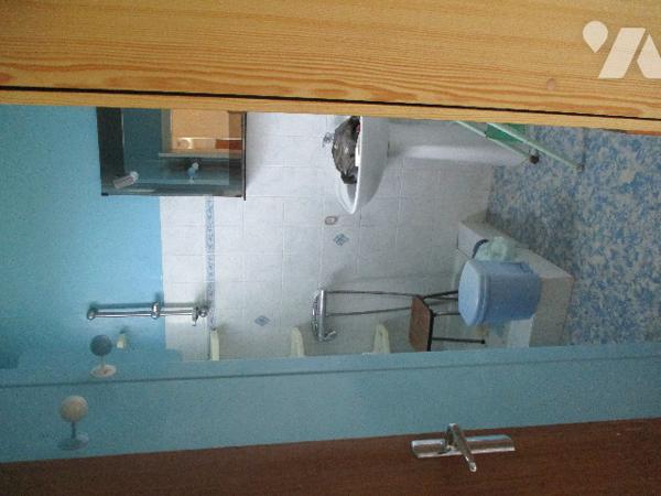 Maison sur sous-sol mitoyenne de chaque côté comprenant :