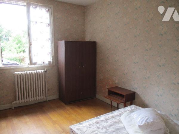 Maison sur sous-sol mitoyenne de chaque côté comprenant :