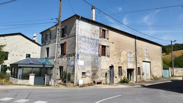 Maison en pierre style corps de ferme – 200 m² habitables avec dépendances - jardin & espace professionnel