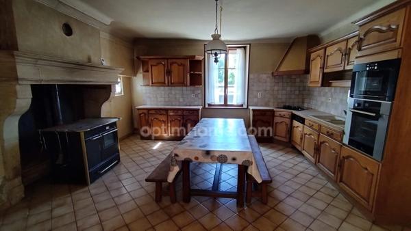 Maison en pierre style corps de ferme – 200 m² habitables avec dépendances - jardin & espace professionnel