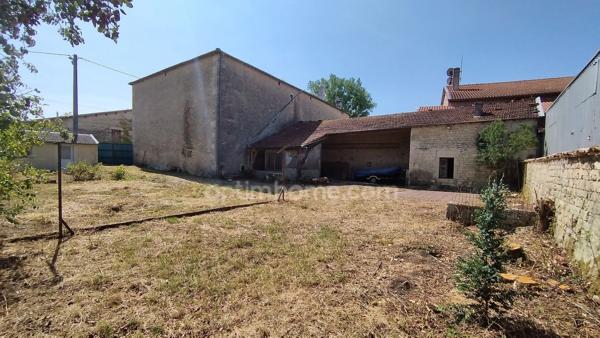 Maison en pierre style corps de ferme – 200 m² habitables avec dépendances - jardin & espace professionnel