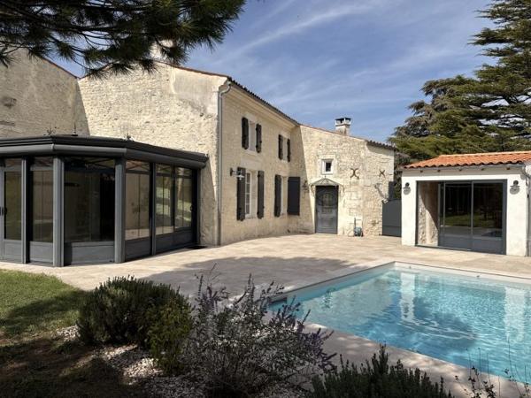 Charmante maison Charentaise avec sa piscine