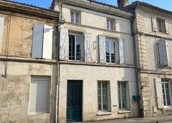 Grande maison de ville avec 6 chambres, dépendance sur deux niveaux et jardin Saint jean d angely