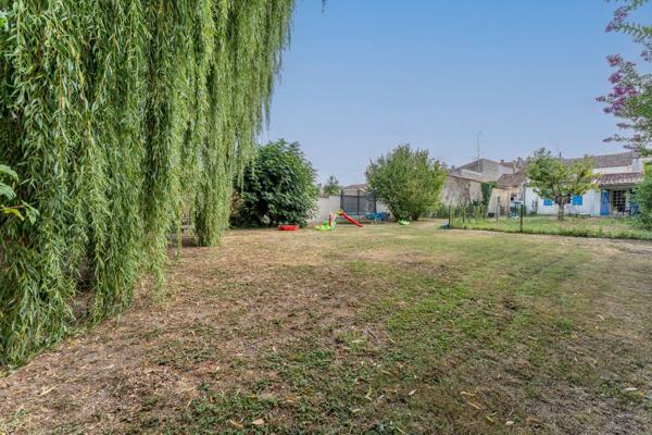 Grande maison de ville avec 6 chambres, dépendance sur deux niveaux et jardin Saint jean d angely