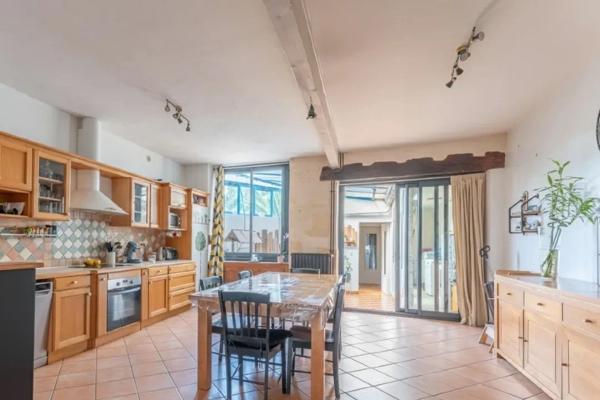 Grande maison de ville avec 6 chambres, dépendance sur deux niveaux et jardin Saint jean d angely