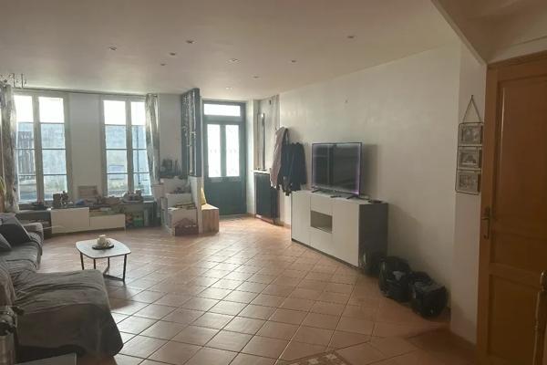 Grande maison de ville avec 6 chambres, dépendance sur deux niveaux et jardin Saint jean d angely