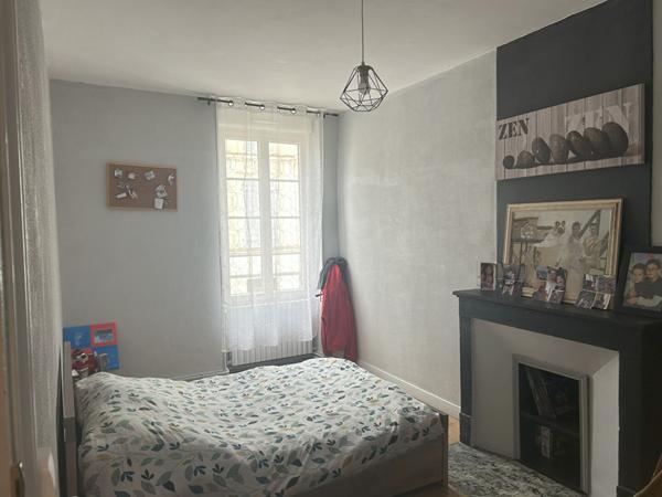 Grande maison de ville avec 6 chambres, dépendance sur deux niveaux et jardin Saint jean d angely