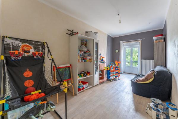 Grande maison de ville avec 6 chambres, dépendance sur deux niveaux et jardin Saint jean d angely