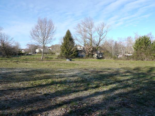Terrain constructible 1000 m² calme en bordure de village - viabilisé