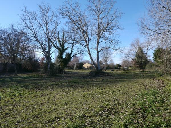Terrain constructible 1000 m² calme en bordure de village - viabilisé