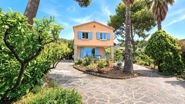 Maison avec jardin et dépendance à Carqueiranne