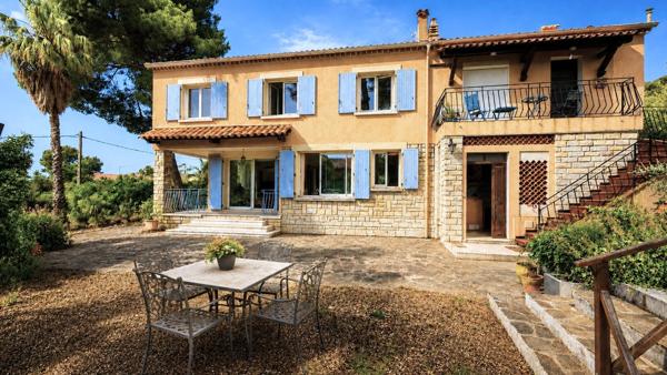 Maison avec jardin et dépendance à Carqueiranne