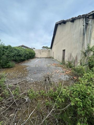 Bâtiment avec terrain plein centre