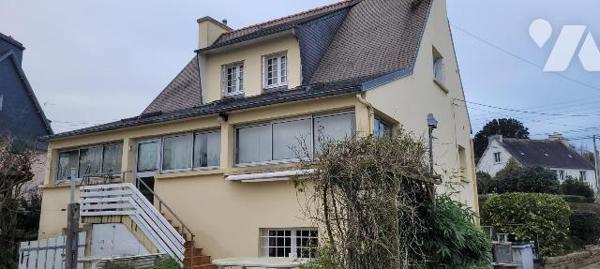 CHATEAULIN - En secteur calme proche du centre ville - Maison de bonne construction élevée sur ...