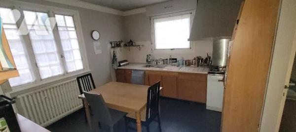 CHATEAULIN - En secteur calme proche du centre ville - Maison de bonne construction élevée sur ...